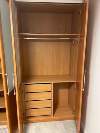 Armario de madera y cristal