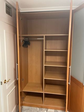 Armario de madera y cristal