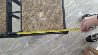 Taburete de madera con asiento de yute