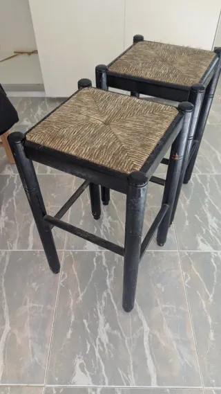 Taburete de madera con asiento de yute