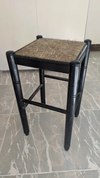 Taburete de madera con asiento de yute