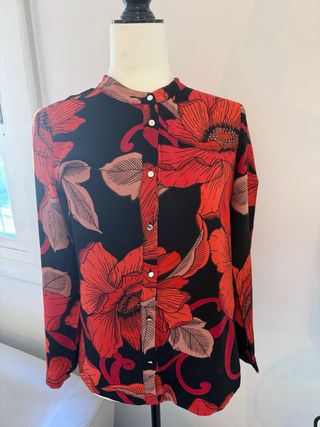 Blusa Jones negra y roja floral