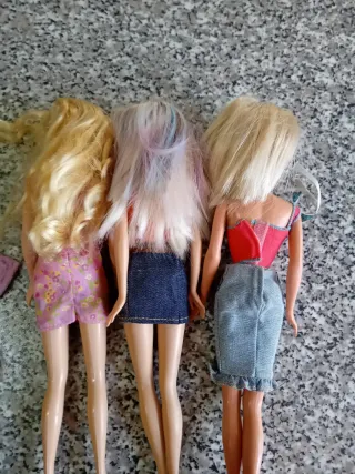 Lotto 3 bambole con accessori