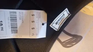 Vestido negro con hombros descubiertos