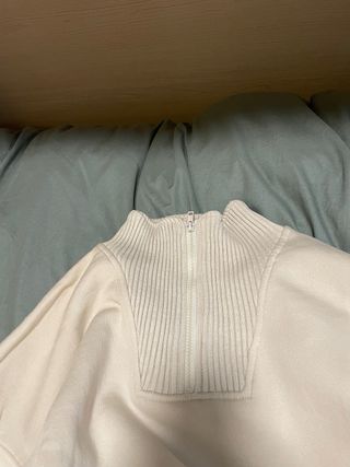 Sudadera beige con cremallera