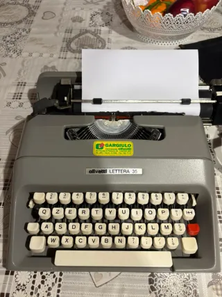 Macchina da scrivere Olivetti Lettera 35