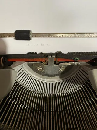 Macchina da scrivere Olivetti Lettera 35