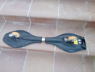 Patín de dos ruedas con diseño calaveras