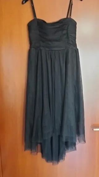 Abito nero con tulle.