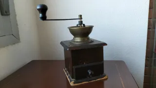 Molinillo de café antiguo de madera y latón