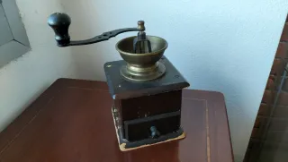 Molinillo de café antiguo de madera y latón