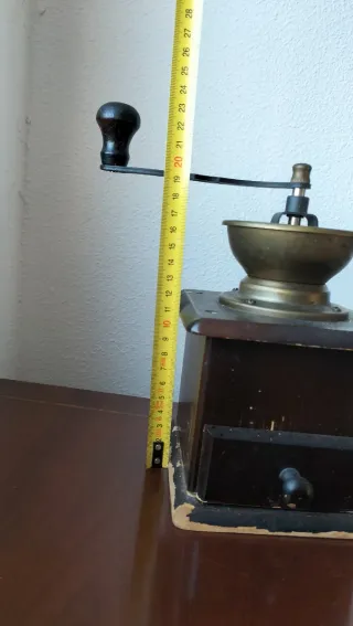 Molinillo de café antiguo de madera y latón