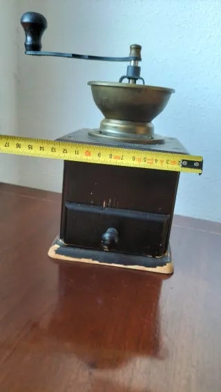 Molinillo de café antiguo de madera y latón