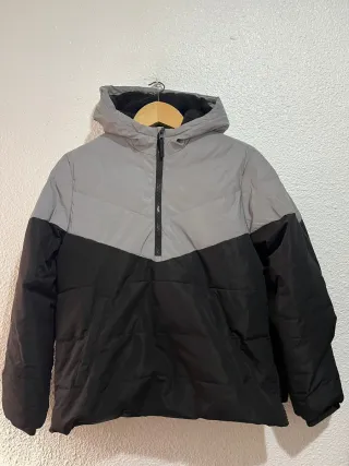 Chaqueta acolchada gris y negra