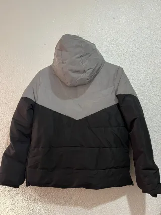 Chaqueta acolchada gris y negra