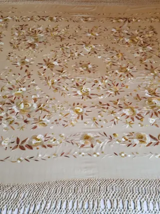 Manton de Manila Beige y Dorado
