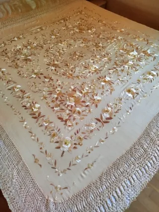 Manton de Manila Beige y Dorado