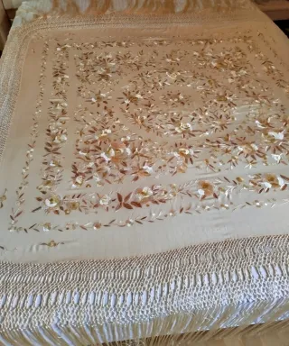 Manton de Manila Beige y Dorado