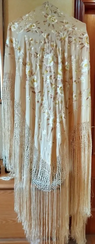 Manton de Manila Beige y Dorado