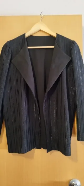 Traje de mujer negro con rayas