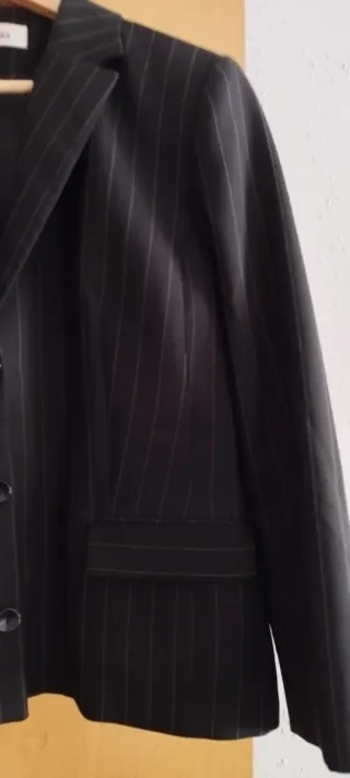 Traje de mujer negro con rayas