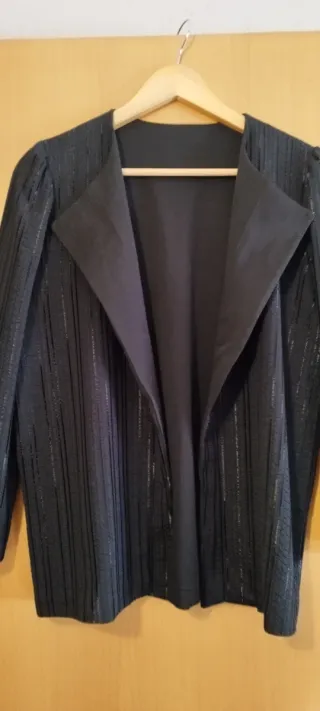 Traje de mujer negro con rayas