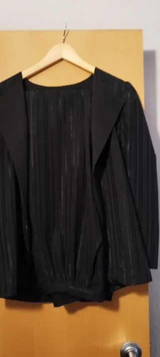 Traje de mujer negro con rayas