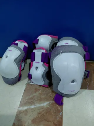 Patines en línea morados y negros