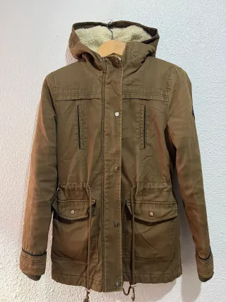 Chaqueta verde militar con capucha