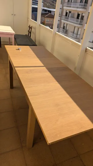 Mesa extensible y 5 sillas de madera