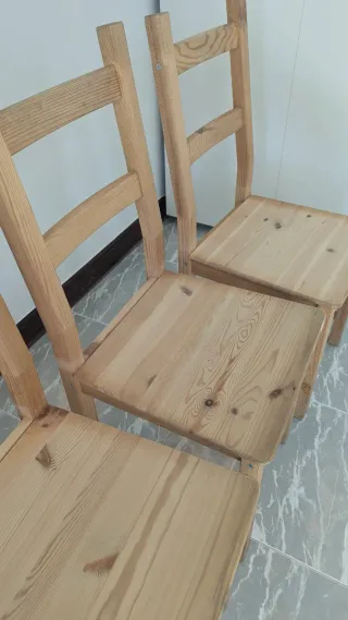 Mesa extensible y 5 sillas de madera