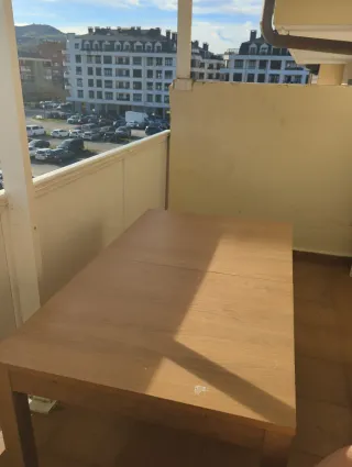 Mesa extensible y 5 sillas de madera