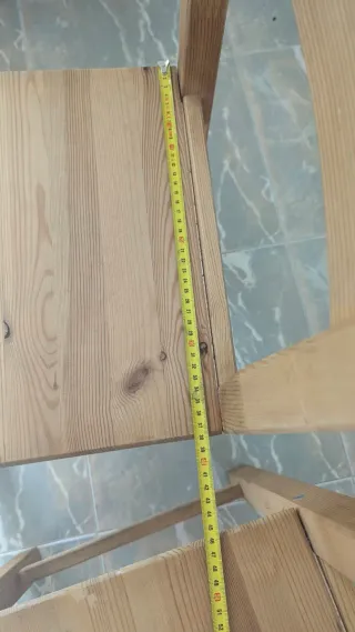 Mesa extensible y 5 sillas de madera