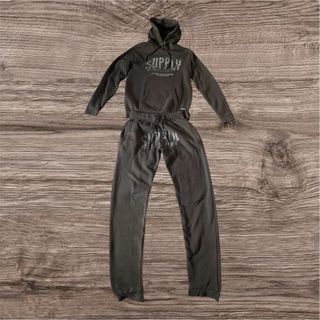 Conjunto Sudadera y Pantalón Supply Demand Negro