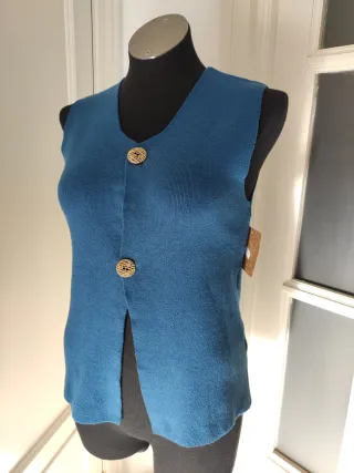 Chaleco punto azul botones dorados