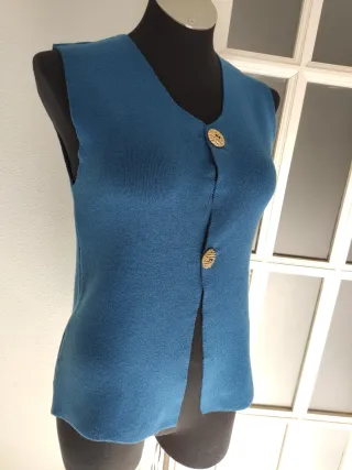 Chaleco punto azul botones dorados