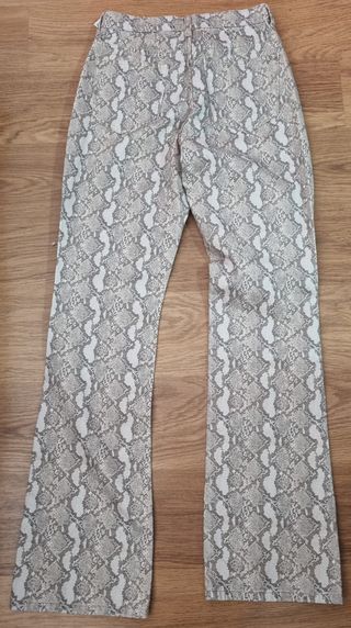 Pantalón estampado serpiente