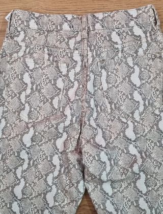 Pantalón estampado serpiente