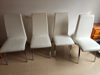 4 Sillas de comedor blancas.