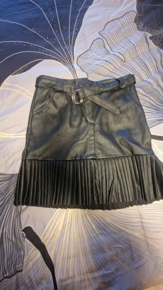 Falda mini polipiel con cinturón y plisado