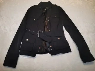 Cazadora negra con múltiples bolsillos