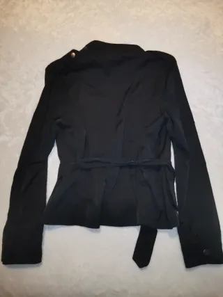 Cazadora negra con múltiples bolsillos