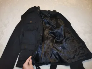 Cazadora negra con múltiples bolsillos