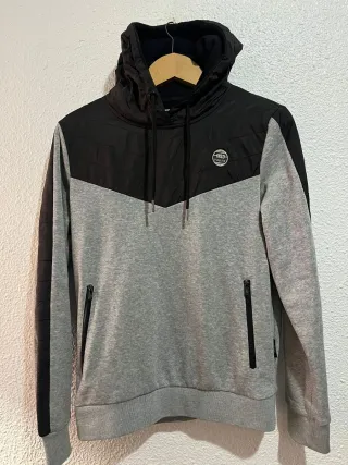 Chaqueta con capucha y cremallera