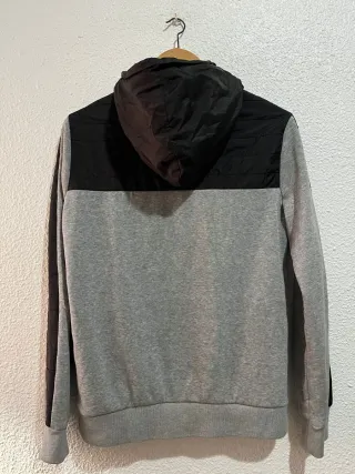 Chaqueta con capucha y cremallera