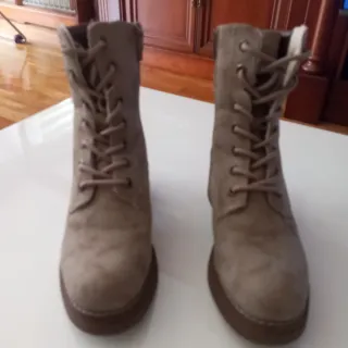 Botines beige y marrón con cremallera