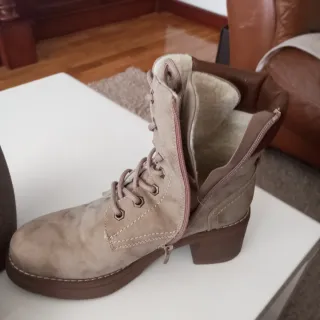 Botines beige y marrón con cremallera