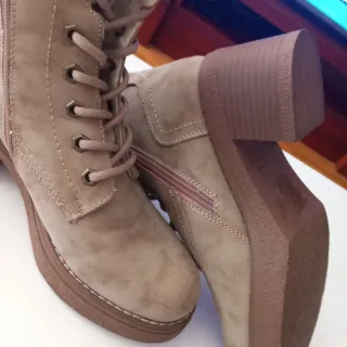 Botines beige y marrón con cremallera