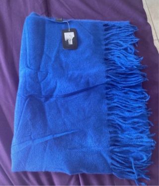 Bufanda azul con flecos muy suave