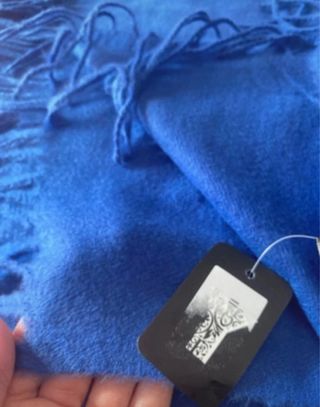 Bufanda azul con flecos muy suave